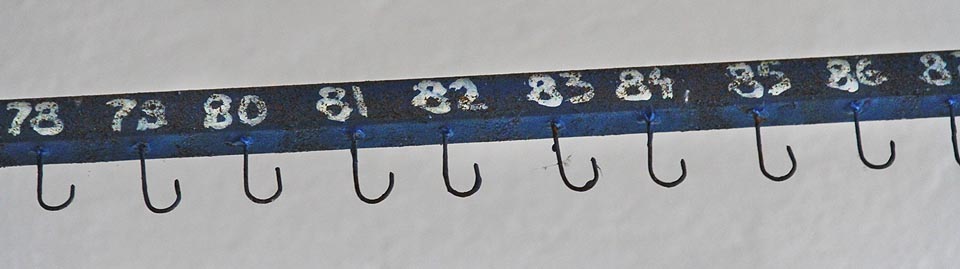 Očíslované věšáky nám připomínají slavné řetízkové šatny v ostravských dolech. Jejich skutečný účel ale zůstává zahalen tajemstvím.