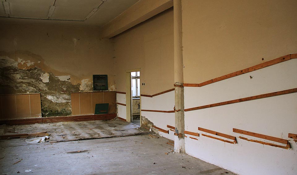 Že areál sloužil původně i k výukovým účelům, je patrné z trosek posluchárny v budově 1.