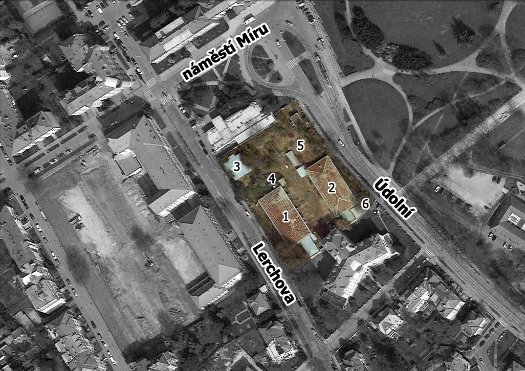 Plánek areálu s čísly použitými v textu článku.