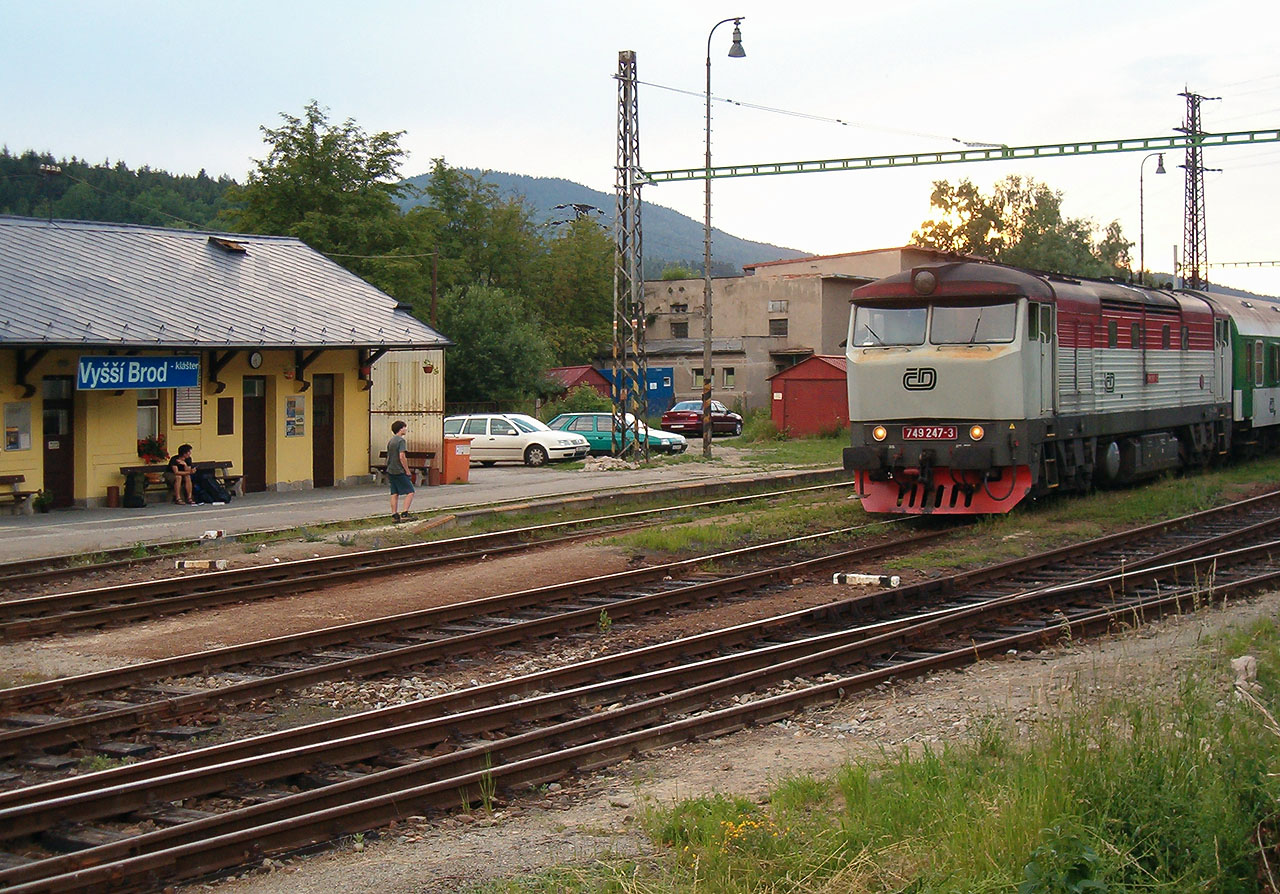Bardotka 749 247-3 posunuje se soupravou osobních vozů ve stanici Vyšší Brod klášter na vrcholu léta roku 2004.