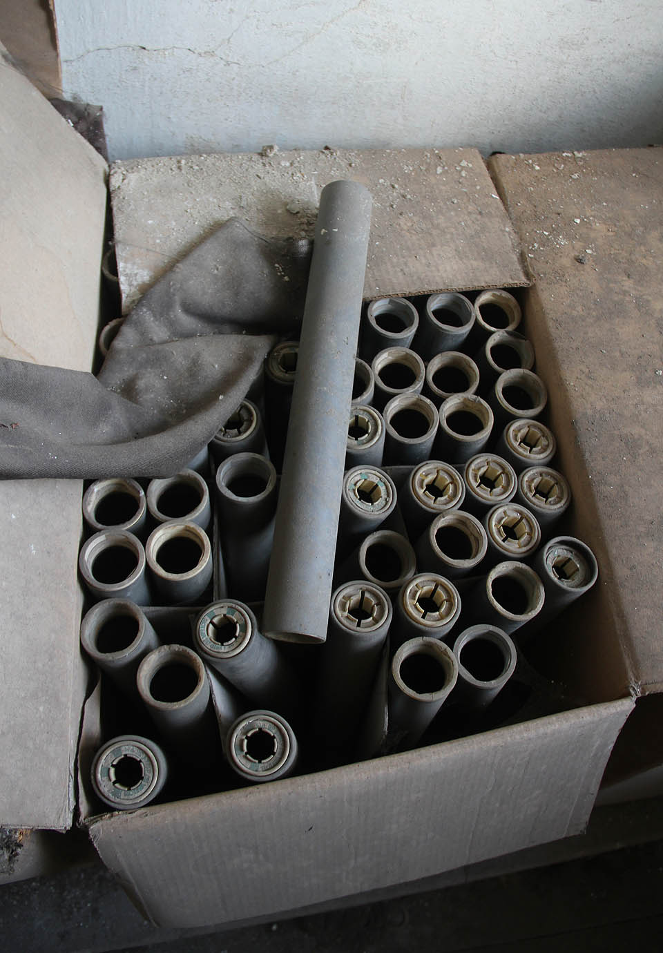 Jednou z mála památek na někdejší provoz skárny jsou cívky (na přízi?) zapomenuté v několika papírových krabicích na pátém podlaží.