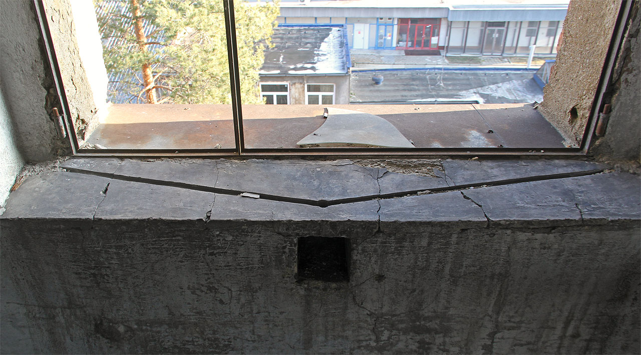 Jednoduchá tabulková okna továrních hal mnoho tepelného komfortu neposkytovala. Především se v zimě musela masivně rosit - skapávající vodu pak do lahviček ve zdi odváděl důmyslný systém kanálků.