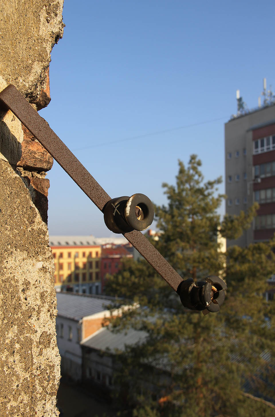 Jinou zajímavostí jsou pozůstatky venkovního elektrického vedení, snad tzv. rozhlasu po drátě, který měl v Brně mnohaletou tradici.