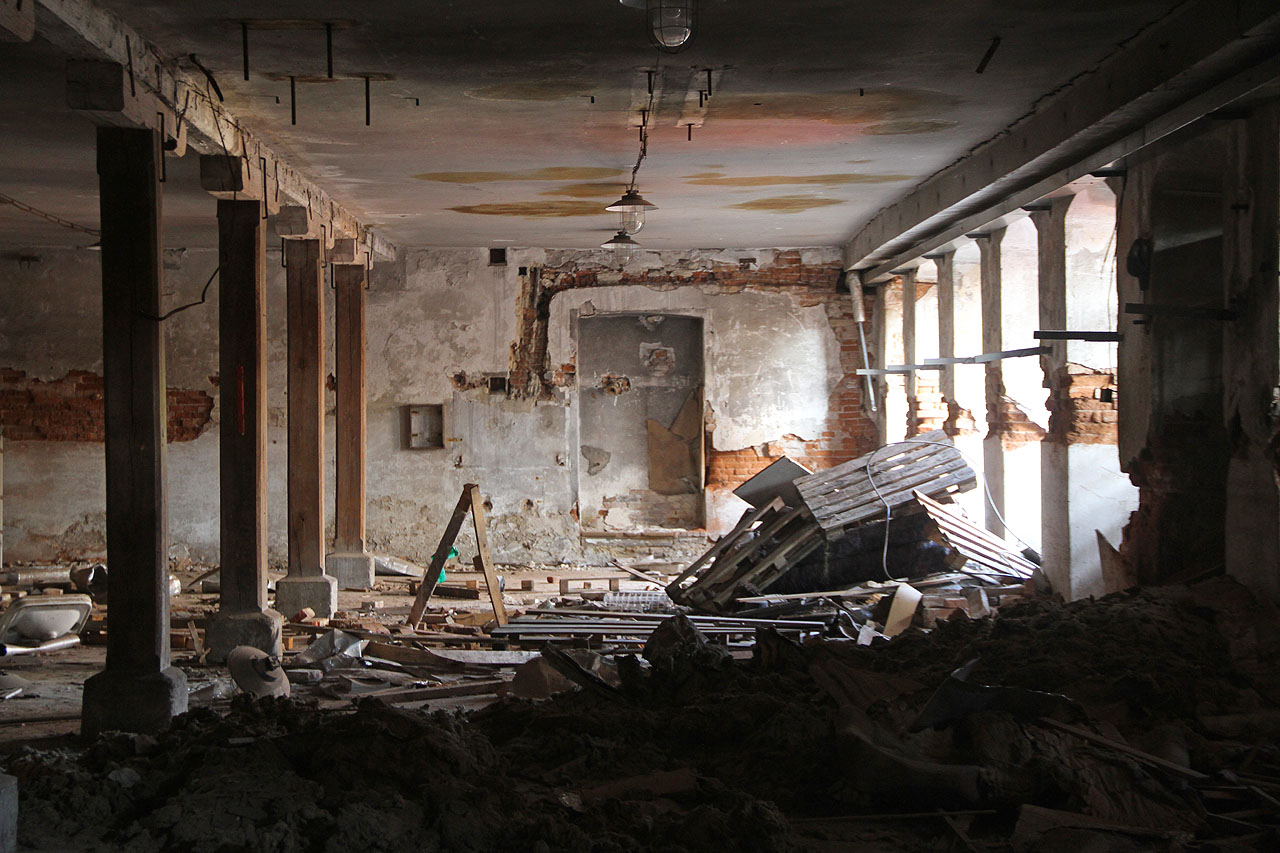 Budova mykárny a skárny zaujme svojí jednoduchostí až prostotou - cihlové obvodové zdi konstantní tloušťky podepírají dřevěné masivní trámové stropy společně s jednou řadou trámových sloupů, které se táhnou nad sebou v ose budovy přes všech pět podlaží.