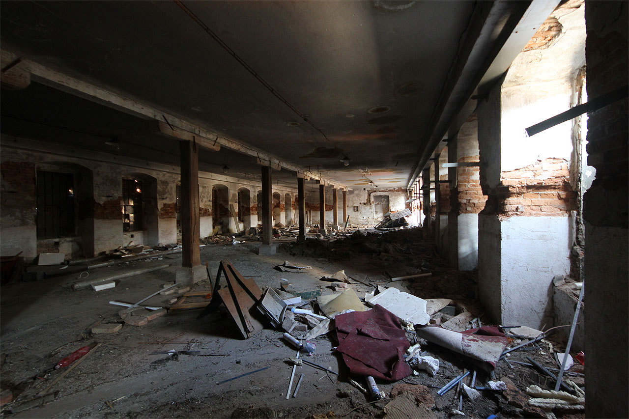 Ve stavu, jak byla vybudována pravděpodobně koncem 19. století přečkala vznik i rozpad Československa, dvě světové války i celé období socializmu téměř bez modernizace. Jediné, co přibylo, je současný nepořádek nasypaný sem ze dvora v sousedství.