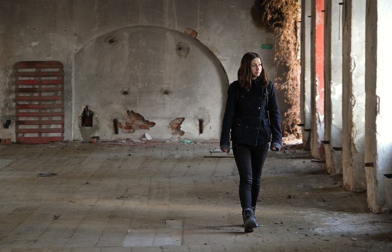 Tady pracovaly víc než sto let u spřádacích strojů stovky textilních dělnic, dnes jako včera i zítra v monotónním rachotu strojů. Jako by se jejich šramot vryl do zdí okolo, zdá se nám, že ho občas zaslechneme, jak se line z minulosti.