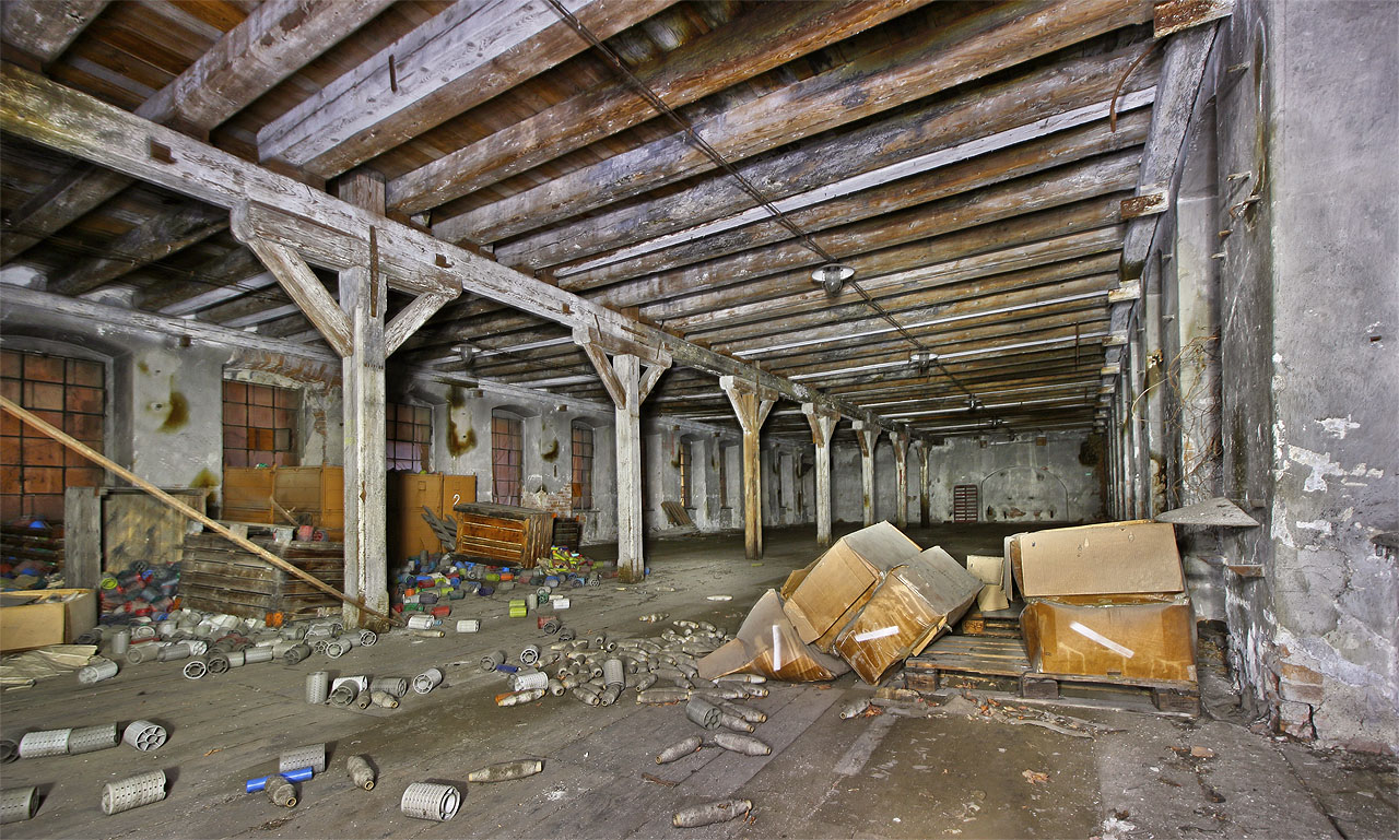 V noci mají sály v mykárně své neopakovatelné kouzlo, odlité na stěnách oranžovou září filtrovanou symetrickými tabulkovými okny na obou stranách budovy.