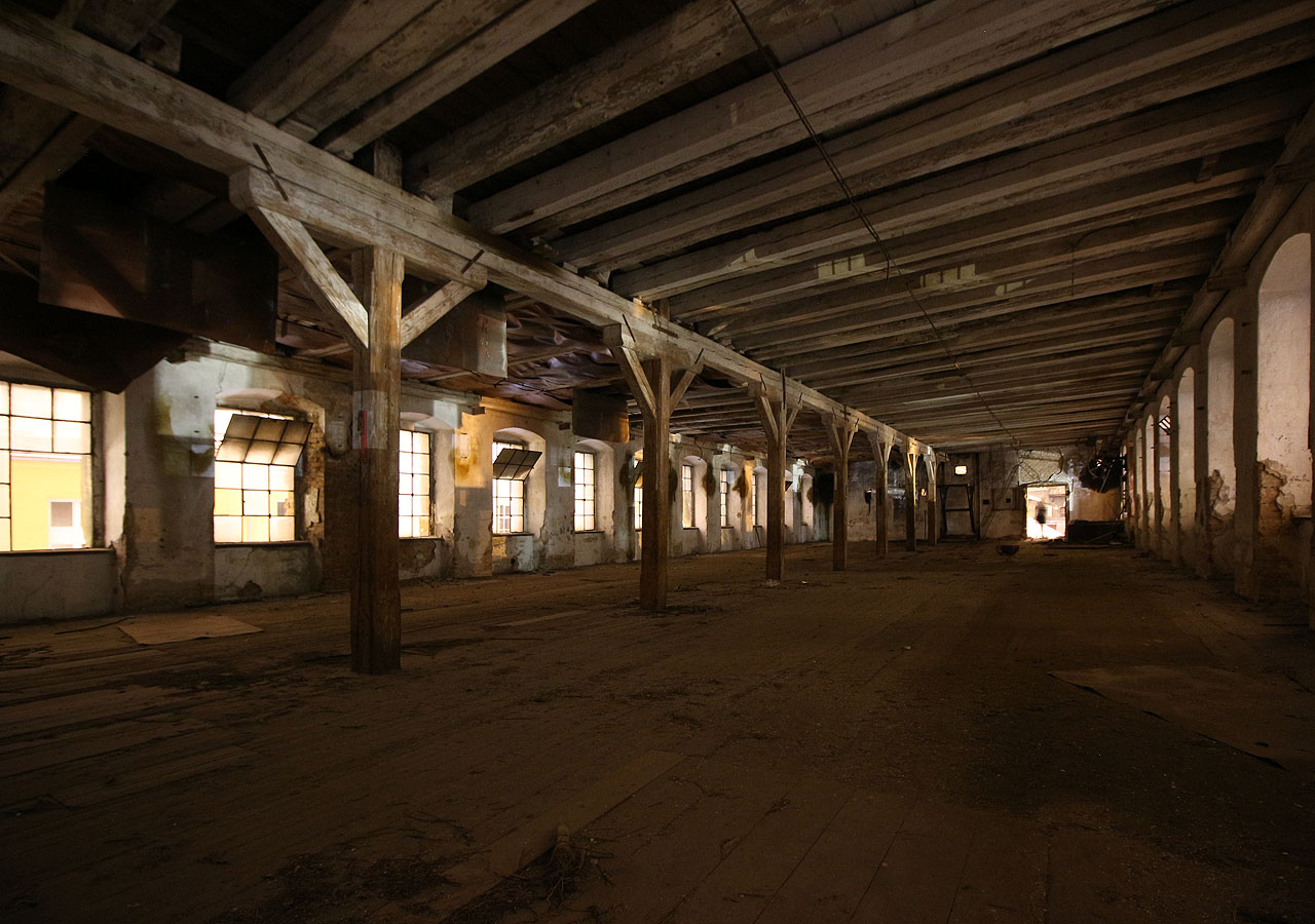 Na konci ledna svírá mykárnu ticho zdůrazněné sněhovou peřinou, jež pohlcuje všechen nošní šelest, stejně jako břitký mráz podtrhující bezútěšnou prázdnotu sálů.