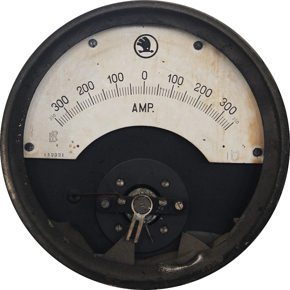 Ačkoliv ampérmetr s úctyhodnými hodnotami proudu nese logo plzeňské Škodovky, stylizovaná písmena ER v levém rohu stupnice napovídají, že jde o výrobek továrny na měřící přístroje Ericha Roučky v <a href="/Tema/Blansko">Blansku</a>, později známé pod názvem Metra. Prostým výpočtem zjišťjeme, že při stadardním napětí 220 V mohl motor dosahovat výkonu srovnatelného s vozem Škoda Favorit.