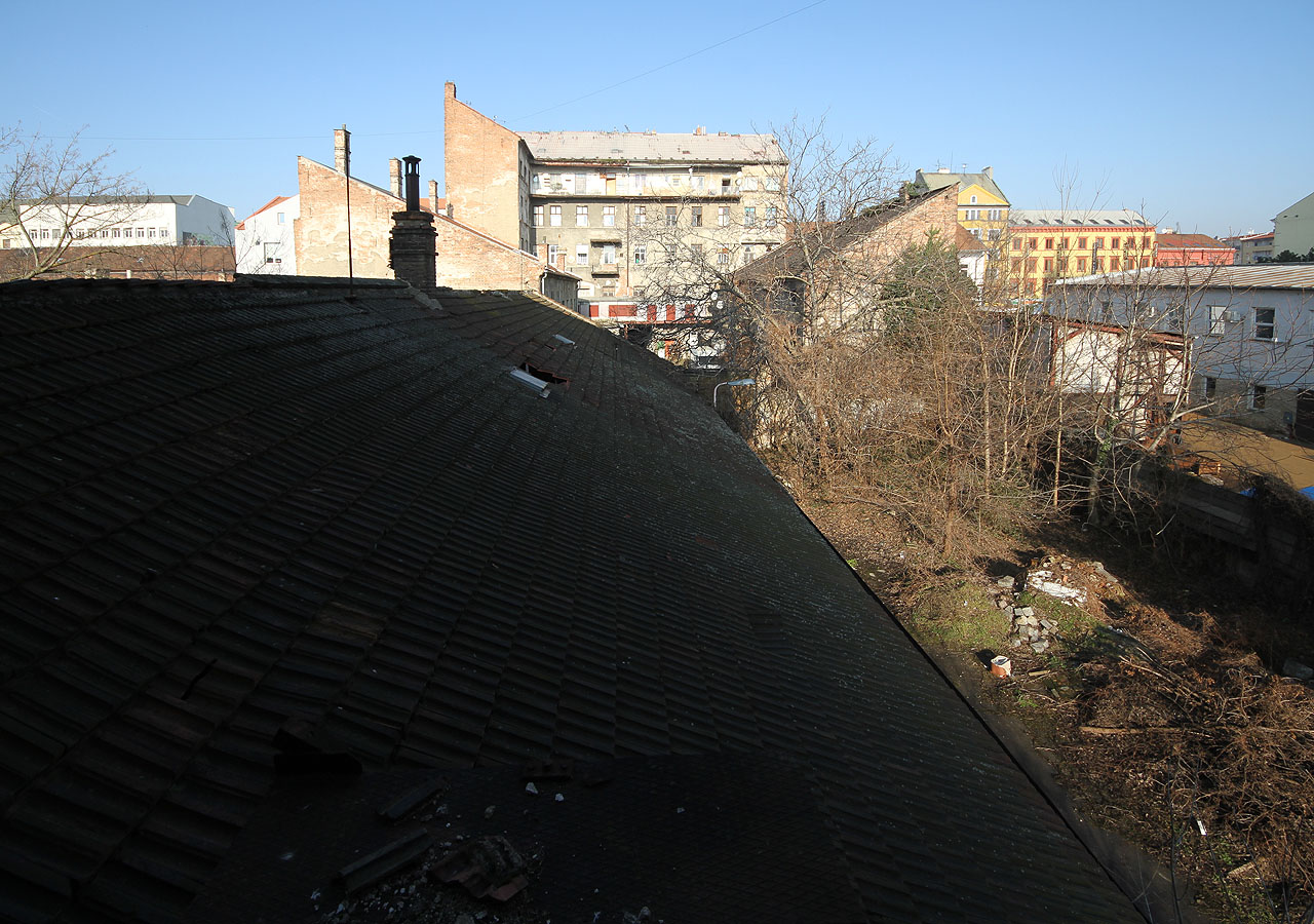 Obdobný pohled v prvnívh náznacích nesmělého jara v druhé polovině února. Temná střecha budovy č. 48 naznačuje směr proponovaného bulváru, kterému by měla za oběť padnout velká část Mosilany, jakož i domy č. 9, 11, 13 a dokonce majestátní 16 na Cejlu, mnoho dalších průmyslových staveb a hlavně poslední kousky ducha textilního Brna.