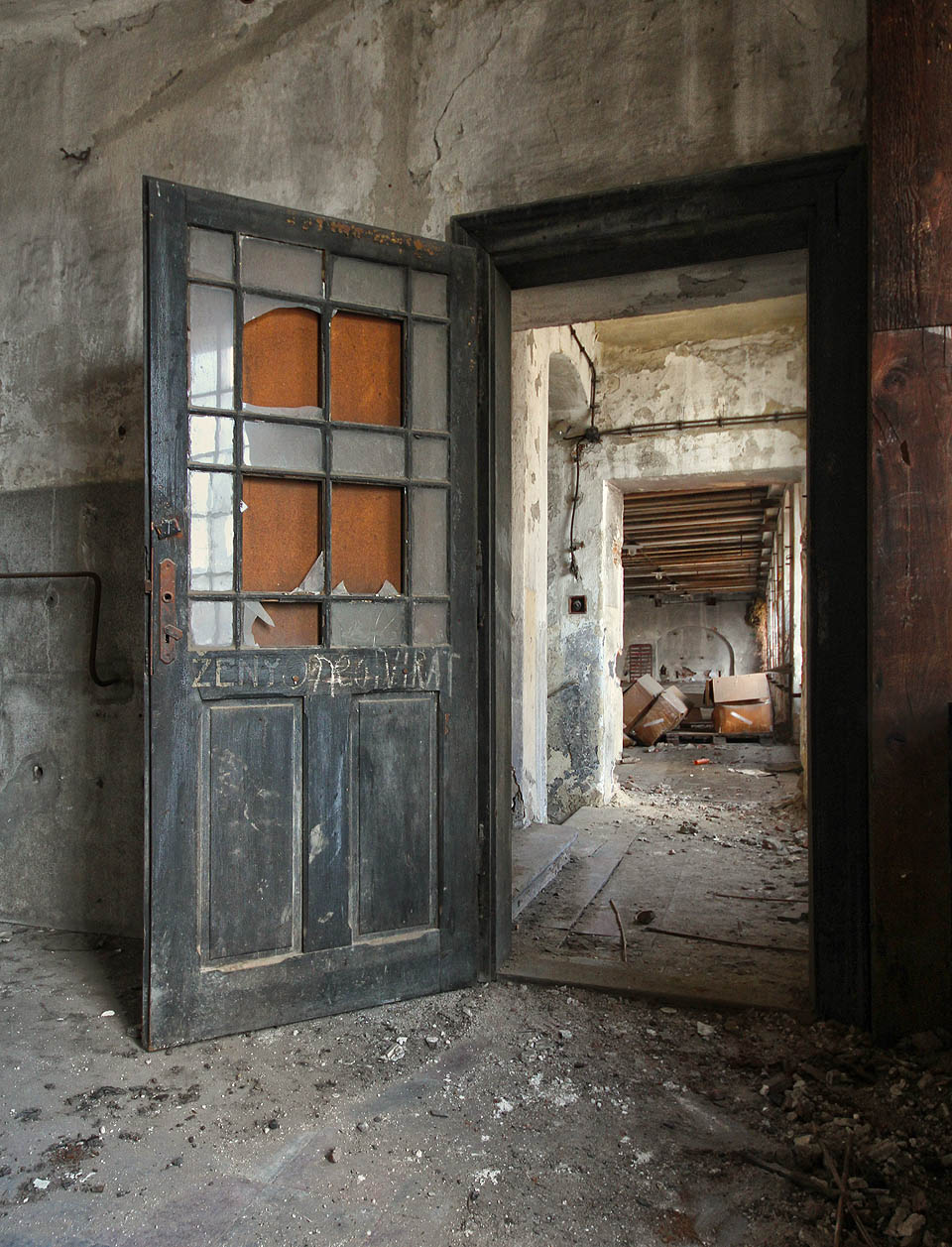 Kdo přepsal německý nápis „Frauen“ neumělým sdělením „neotvírat“? To už se zřejmě nikdy nedozvíme… Stejně jako, kde byly v mykárně pánské záchody - našli jsme pouze dámské.