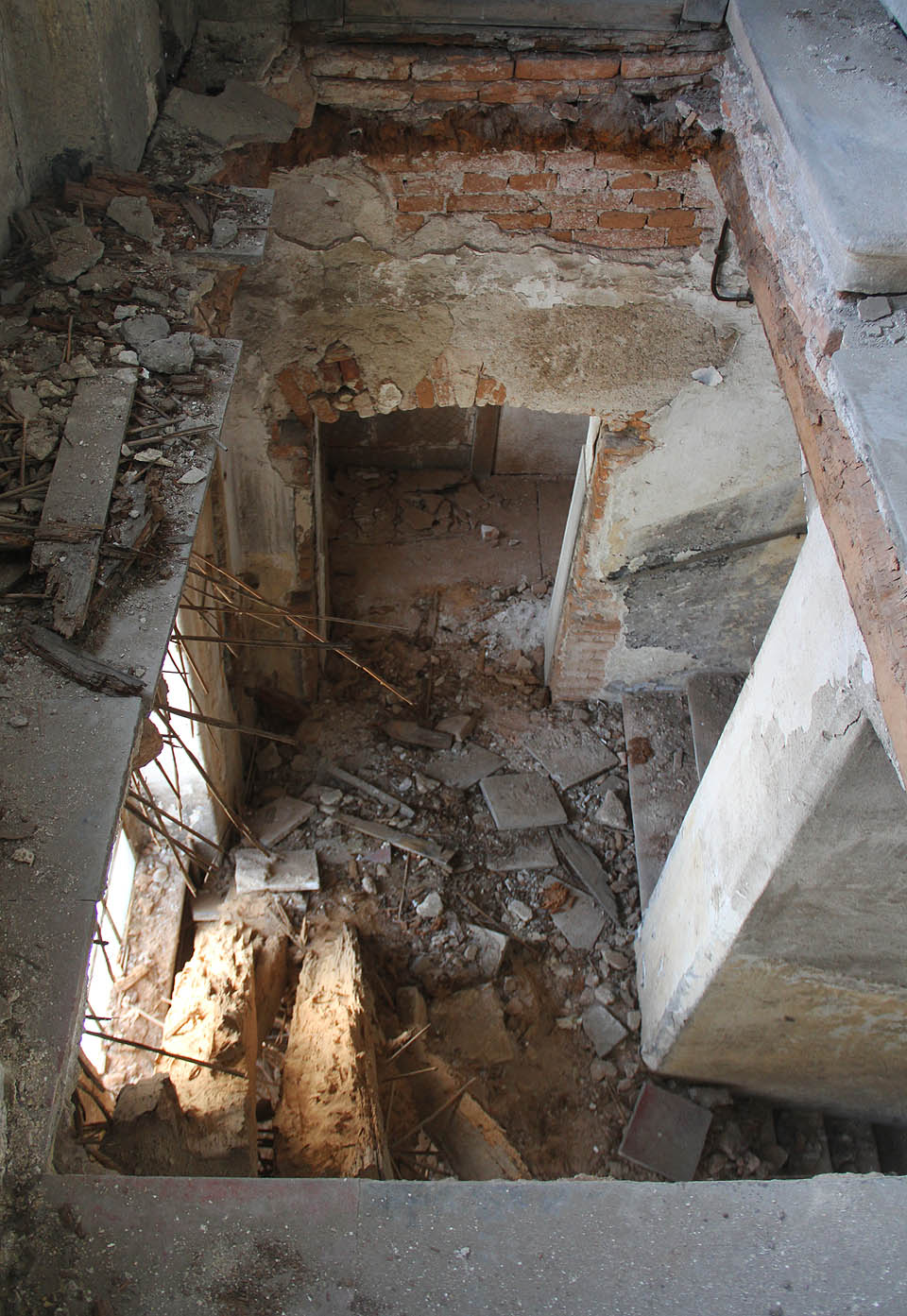 Pohled shora na chybějící podestu. Nic nepomohlo, že dřevěnou nosnou konstrukci kryly masivní keramické dlaždice. Voda si našla cestu mezi nimi a společně s dřevokaznými houbami a hmyzem způsobila kolaps neošetřovaných trámů.