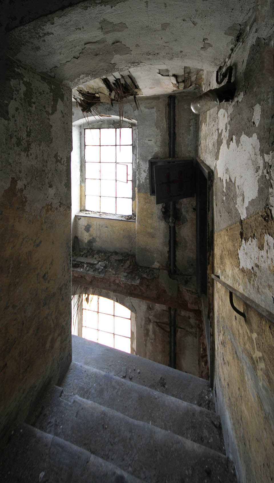 Ještě jednou hrozivý pohled do propasti propadeného schodiště mezi čtrvrtým a pátým podlažím.