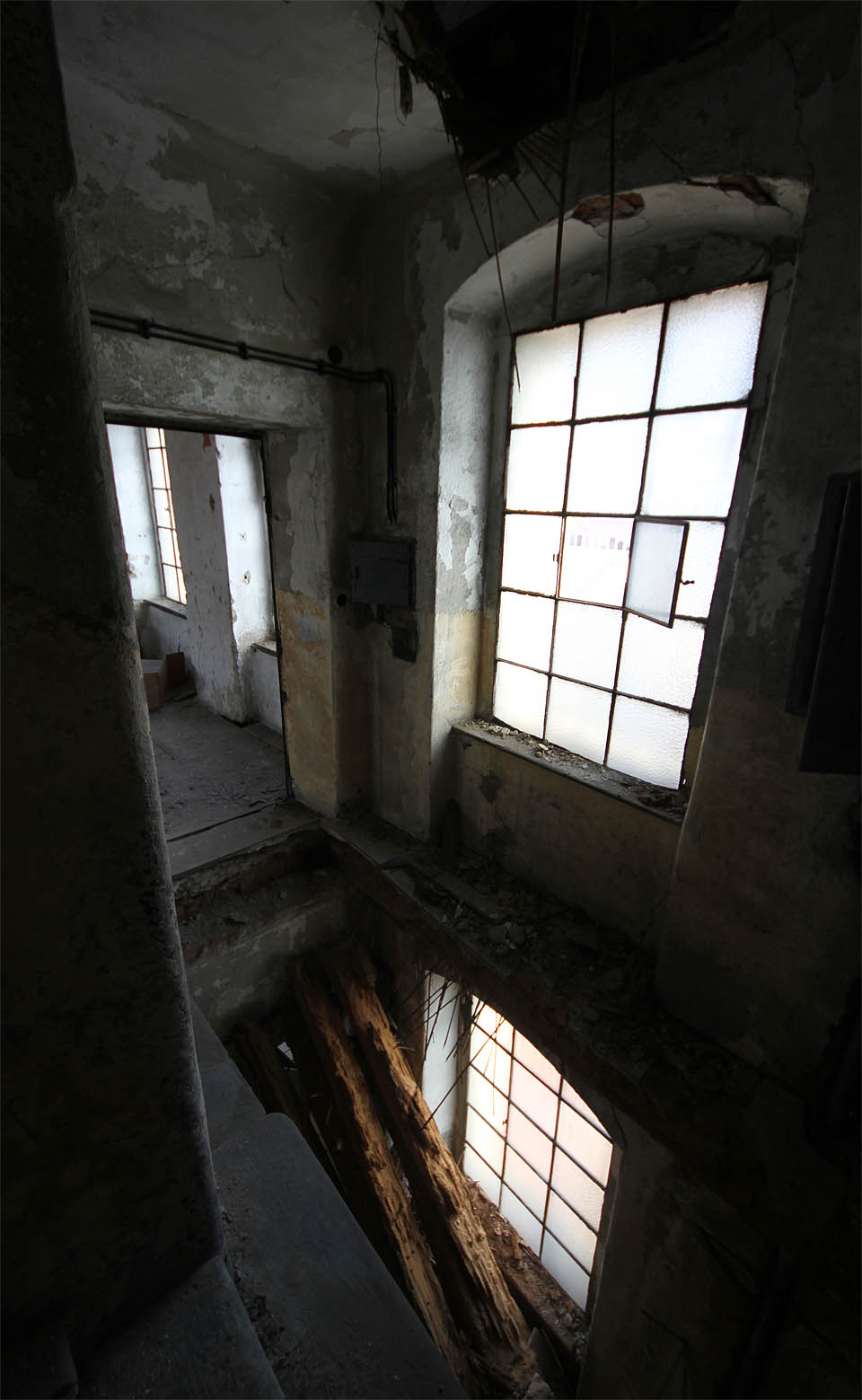 Zejména potmě se může pokus o průchod po schodech rovnat nepříjemné smrti v troskách budovy.