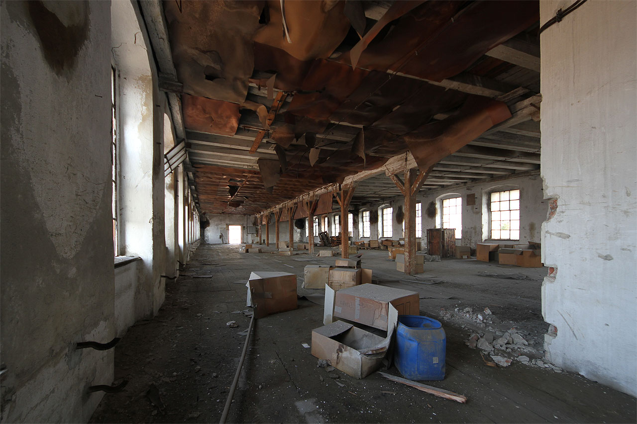 Také zde, uprostřed výšky továrny, je patro obdélně prosté, bez předělení nebo vestaveb.