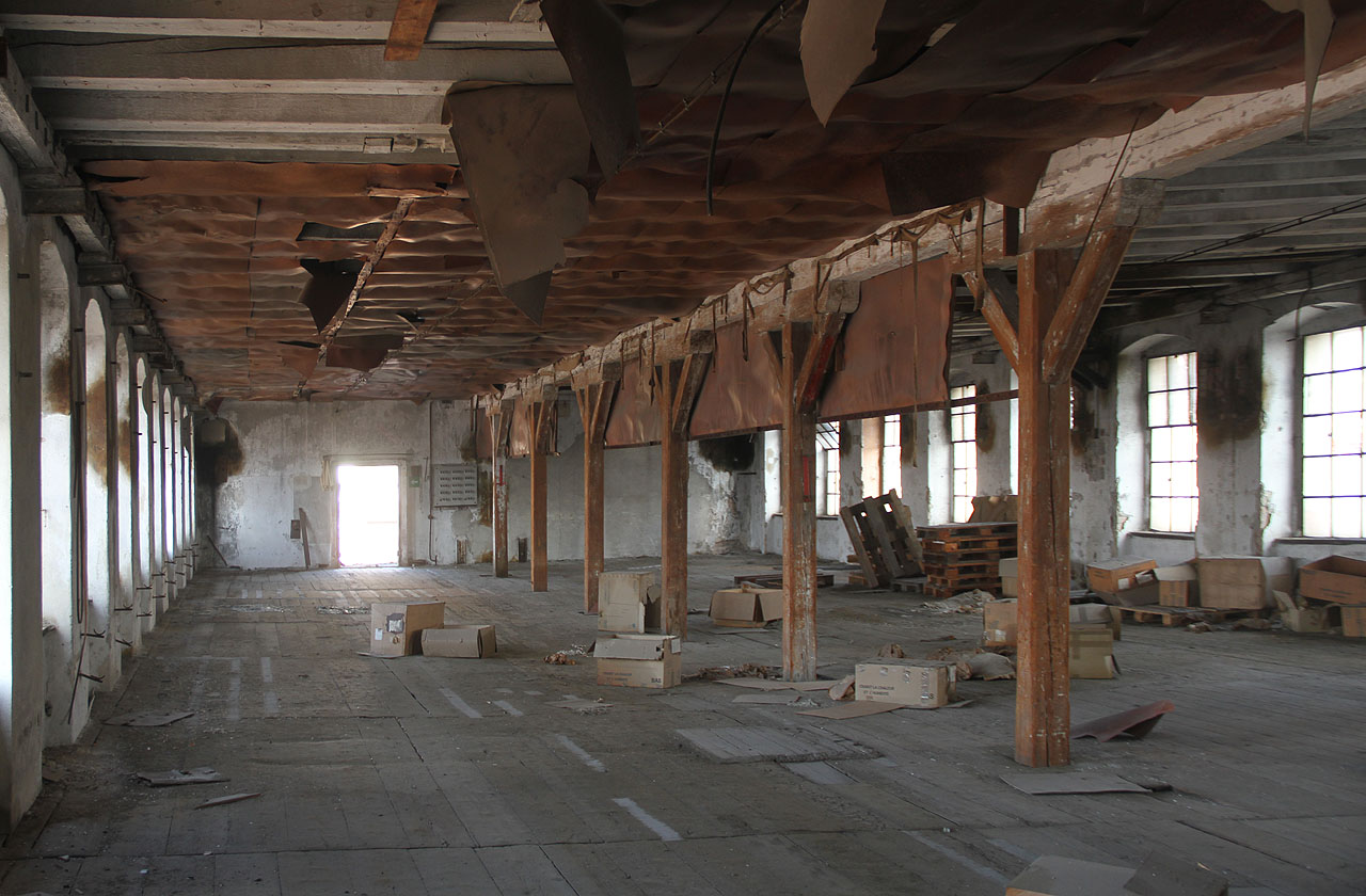 I téměř 30 let po ukončení výroby je ve většině hal sucho a relativně čisto.