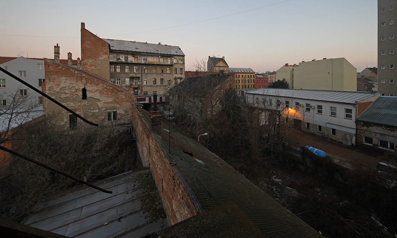 Těsně před rozedněním je to tu nejpůsobivější. Fantazie si v desetiletí nepřístupných dvorcích domýšlí leccos od úkrytu tajemné sekty, přes divoká zvířata, skrýš šíleného vynálezce či pěstírnu drog až po uzavřenou komunitu textilních dělníků, kteří uzavření mezi vysokými zdmi nezpozorovali příchod nového století.