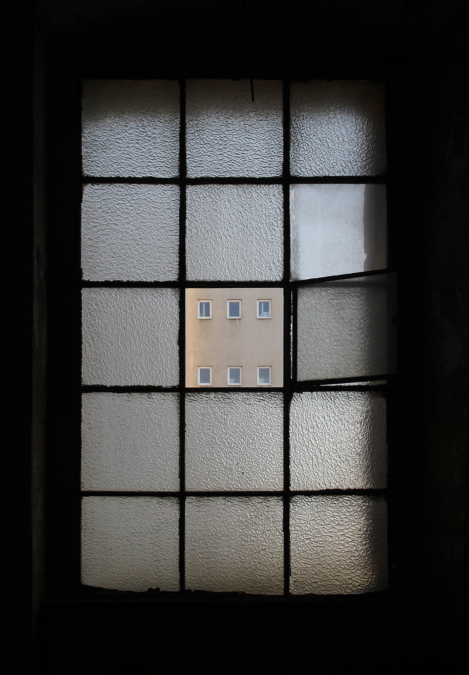 Směrem na východ se odtud otevírá pohled na <a href="/Tema/Teplárna Špitálka v Brně">teplárnu na Špitálce</a>, jejíž historie je sama zajímavým příběhem o brněnském textilnictví.