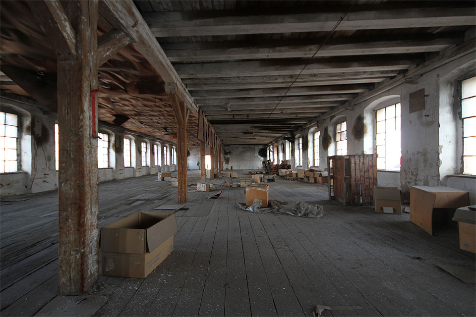 Ani po staletí není sesychání dřevěných konstrukcí příliš patrné na rovnosti podlah v mykárně. Bytelné trámy a fošny drží tak, ža by místy bylo možné ihned zahájit výrobu.