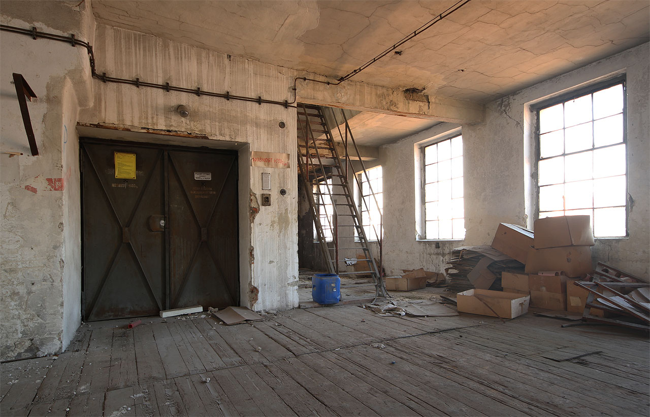 Výtahová klec zakotvila, zřejmě už navždy, v nejvyšším patře, kde poslušně už 30 let čeká na svůj další osud.