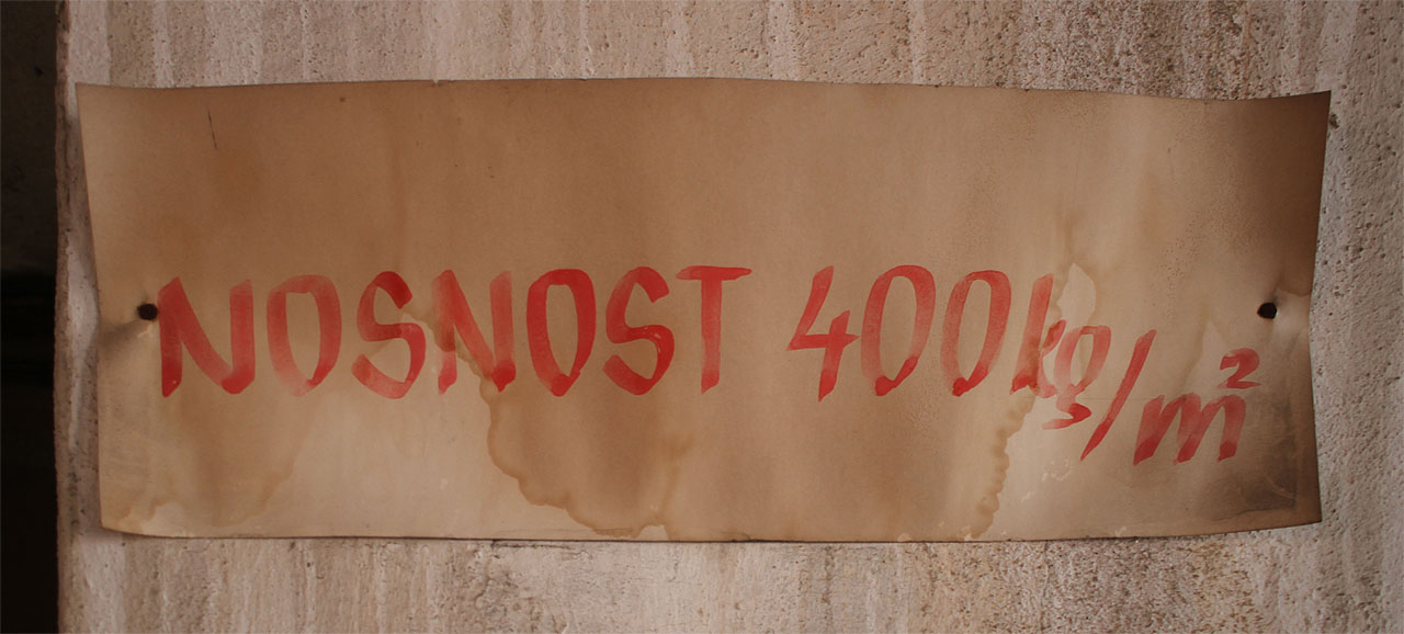 Nosnost 400 kg/m<sup>2</sup> není nijak oslnivá, překročí ji i shluk několika statných dělníků. Za to vodovkami kaligraficky vyvedený nápis vzbuzuje uznání.