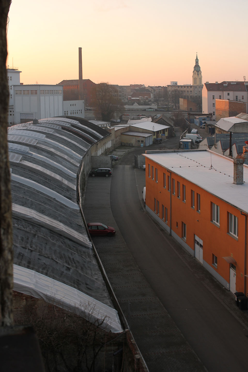 Jednou z nejbizarnějších průmyslových staveb v Brně je přádelna a vlkárna nepravidelného obloukovitého půdorysu se světlíky na původním zemědělském pozemku kopírujícím <a href="/Tema/Tunel staré Ponávky">říčku Ponávku</a>, dnes ukrytou v podzemí. Svojí organičností se světlíky vystupujícími z betonové střechy pokryté dehtem (dle architekta Konráda Jaroslava Hrubana) předčí i moderní odbavovací halu letiště v Tuřanech (dle architekta Petra Parolka).