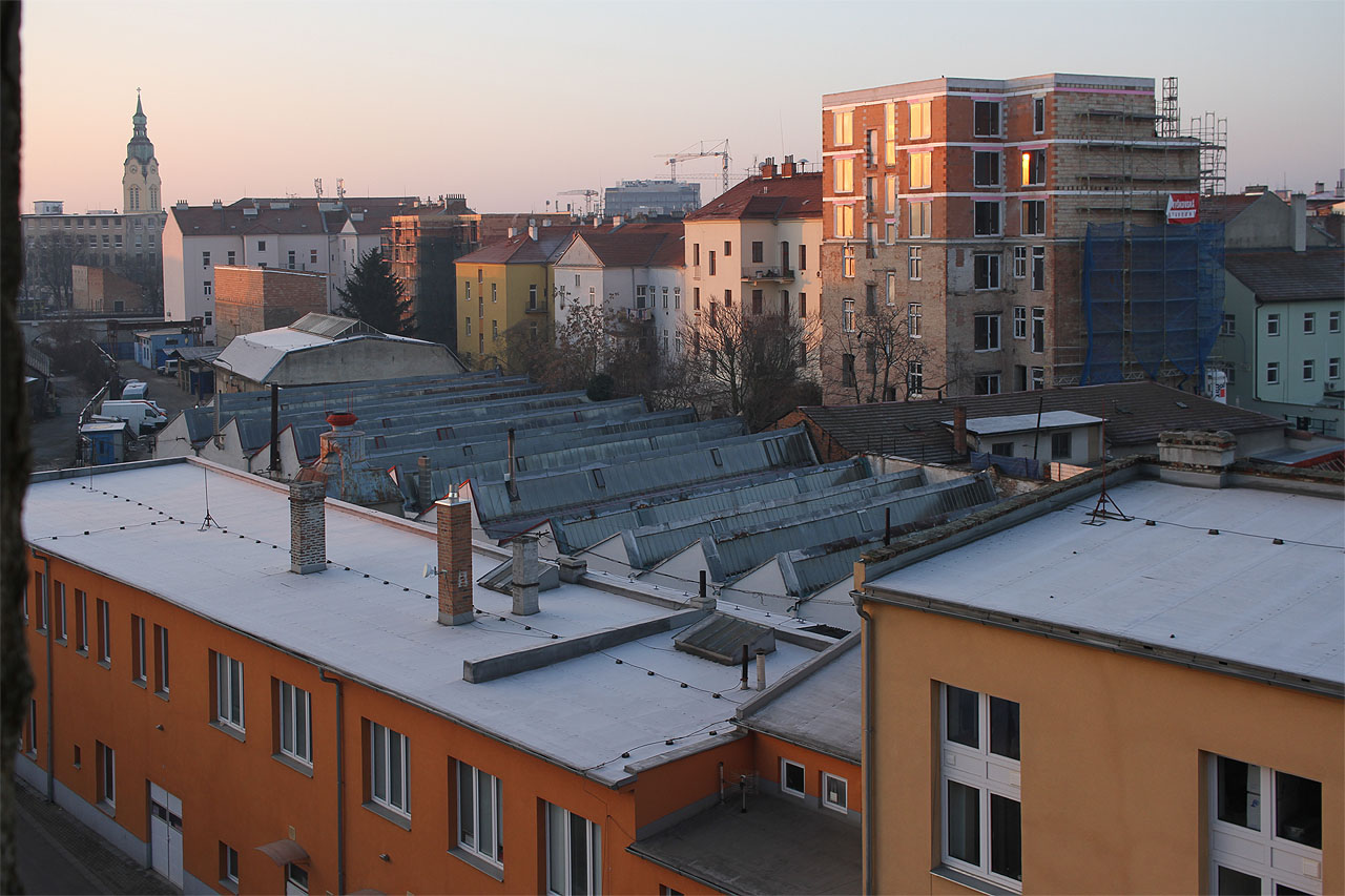 Západním směrem překáží ve výhledu na <a href="/Tema/Brno hlavní nádraží (žst)">hlavní nádraží</a> a centrum města zadní trakty domů na Vlhké ulici. Celou velmi kompaktní zástavbu bytových domů po obou stranách nové třídy kdysi vlastnil Karl Julius Josef Offermann, textilník, kterému patřila jedna z největších brněnských továren na místě dnešního Teska pod nádražím.