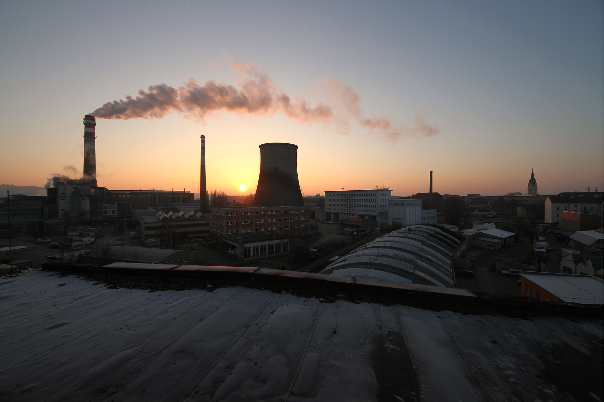 František Hrubín: Továrna na slunci<br>
Z komínů se kouří,<br>
slunce oči mhouří.<br>
Mhuř si oči, mhuř,<br>
kdyby se z nich nekouřilo,<br>
bylo by nám hůř! 