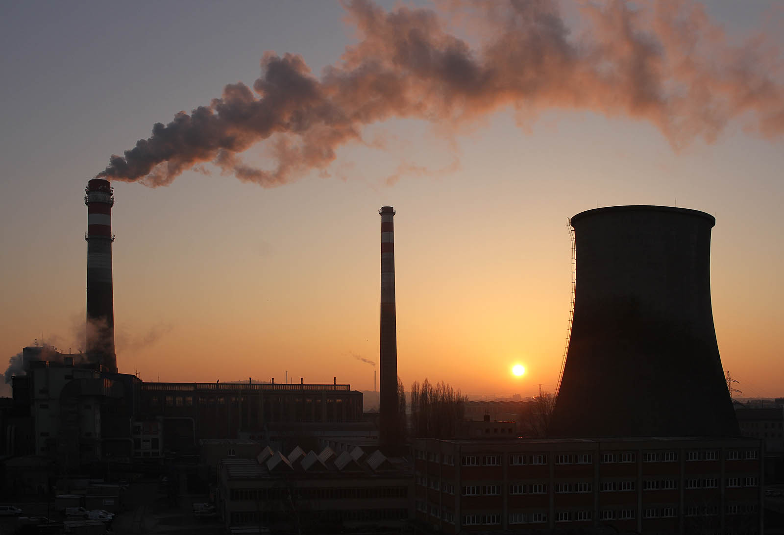 V únoru slunce ještě nemá sílu, vychází pozdě a jeho paprsky jen sotva prohřejí zmrzlé příbytky lidí. Musí mu proto pomáhat mohutná teplárna, napájená plynem z Kazachstánu a Ruska přes Ukrajinu a Slovensko či Norsko a Německo.