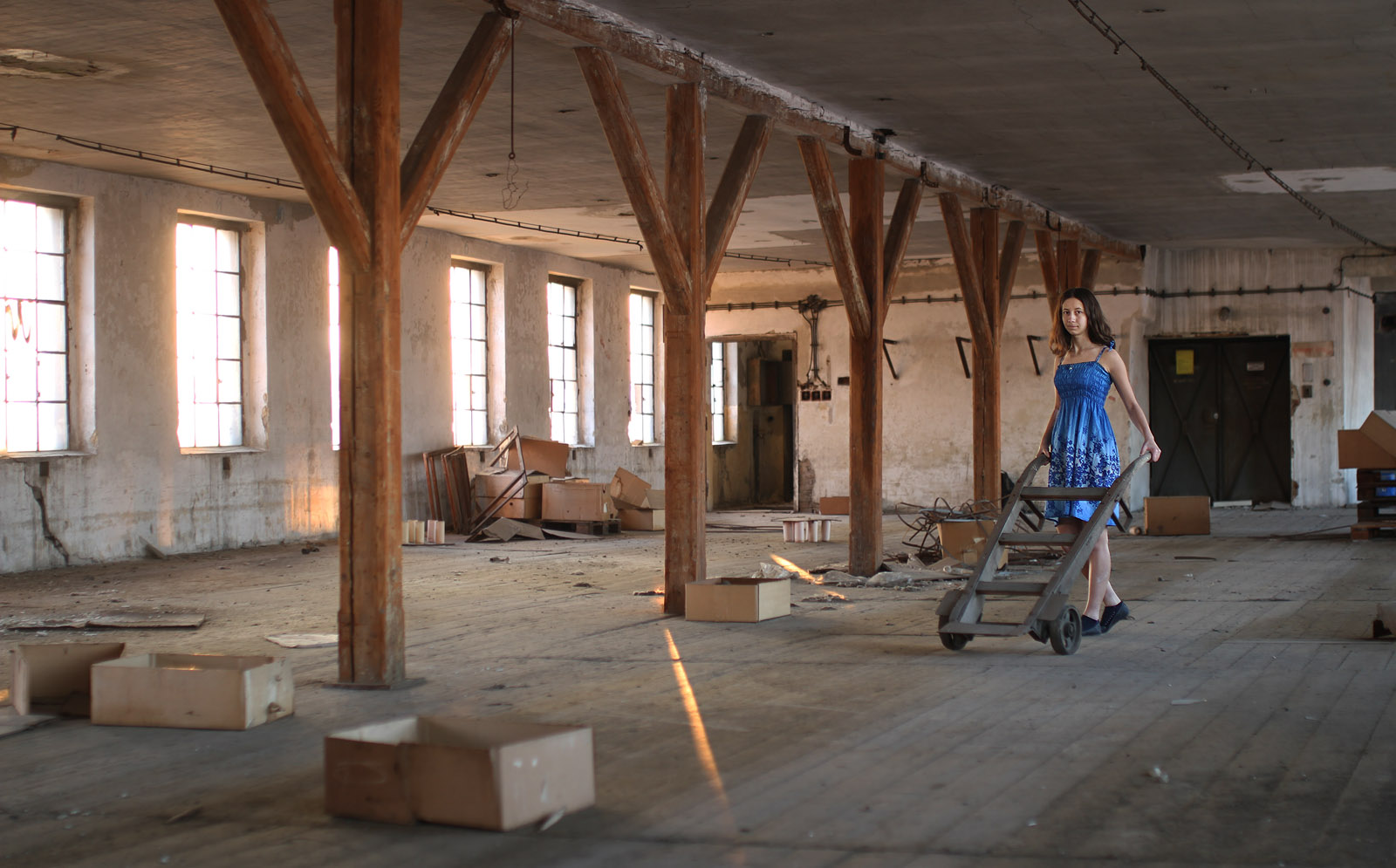 Nejprve je třeba malý úklid za pomoci krásného dřevěného rudlíku.