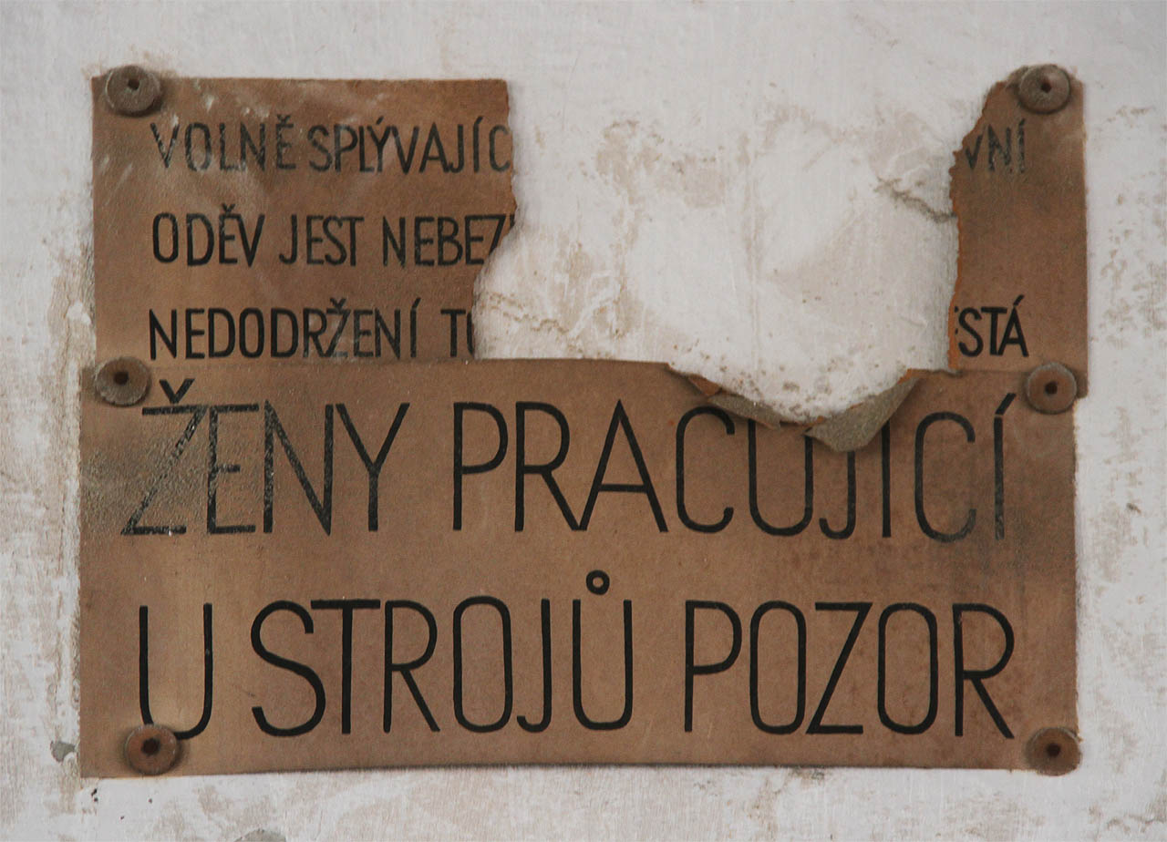 Jde tedy o ženu pracující u stroje. Pozor!