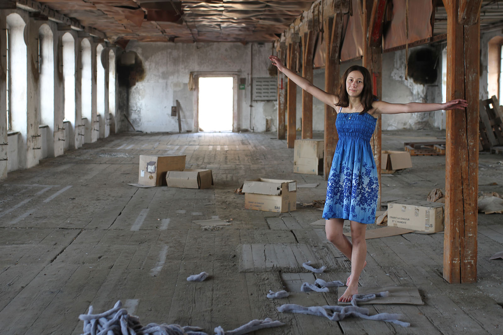 Vyklubaná modelka se raduje z přemíry volného prostoru kolem sebe.