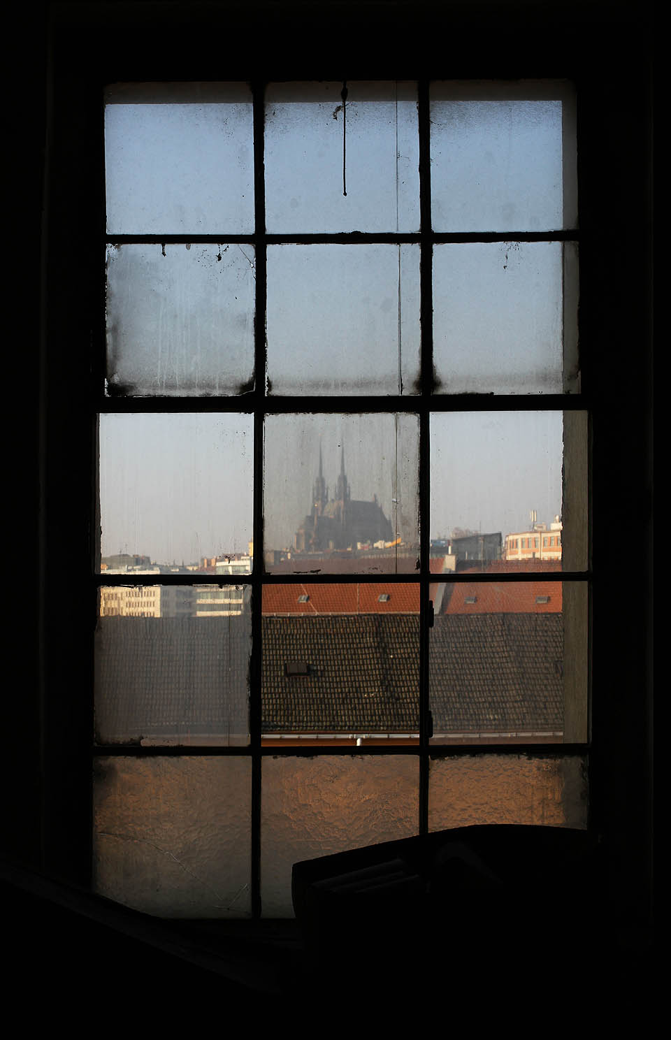 Z oken mykárny je vidět prakticky všechny dominanty průmyslového i neprůmyslového Brna.