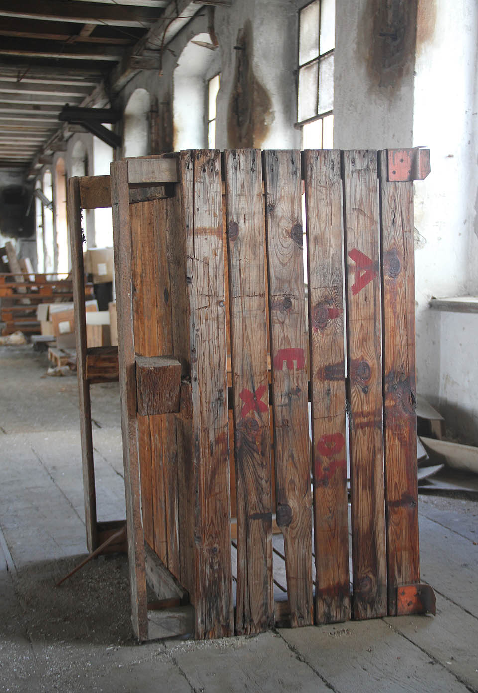 Slovo Alex může označovat jen jméno člověka nebo výrobku, mohlo by ale také jít o vazbu na textilku továrníka Skeneho v Alexovicích u <a href="/Tema/Ivančice">Ivančic</a>, která se v roce 1949 stala součástí sousední textilky <a href="/Tema/Vlněna">Vlněny</a>.