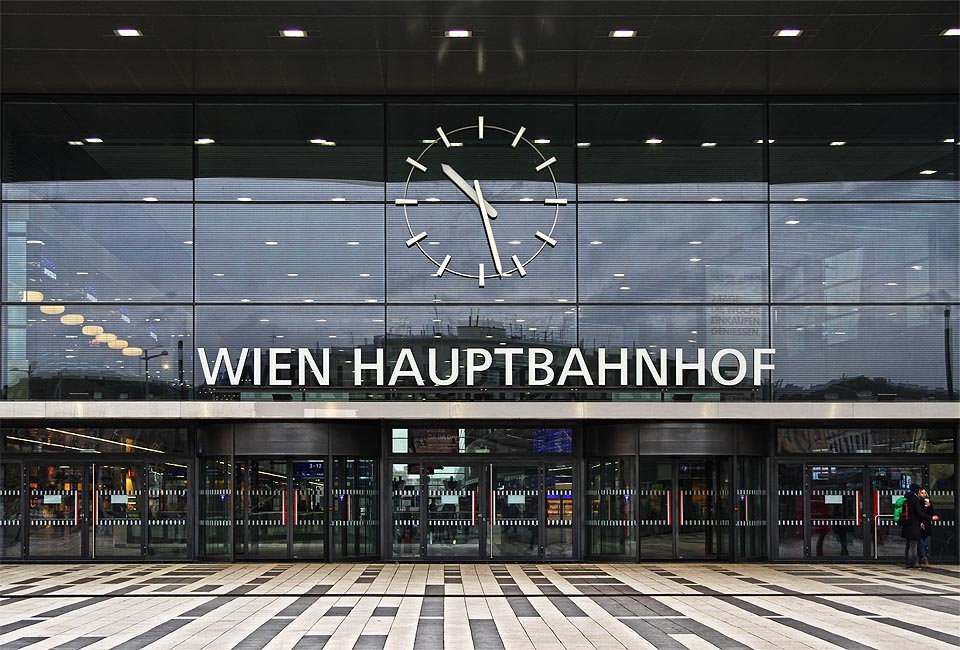 Ačkoliv vchod do haly Wien Hauptbahnhof působí monumentálně… Ačkoliv vchod do haly Wien Hauptbahnhof působí monumentálně…
