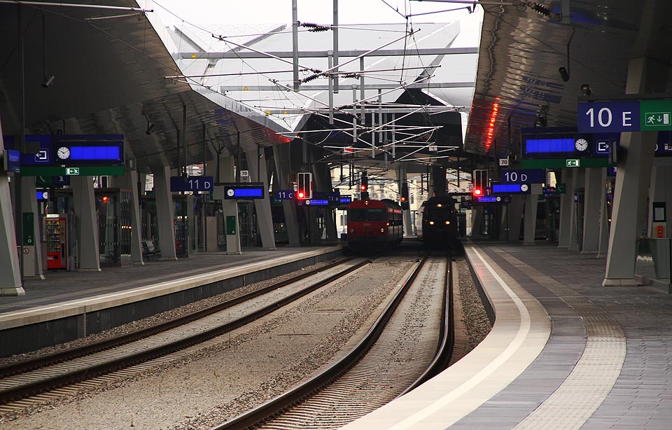 …nástupiště nad halou si na přebytek monumentality stěžovat nemohou. …nástupiště nad halou si na přebytek monumentality stěžovat nemohou.