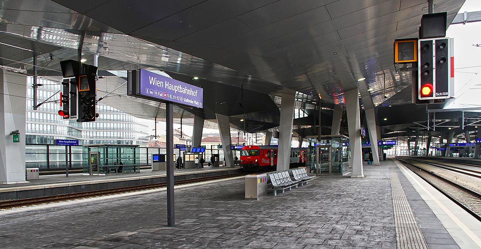 Přes svoji elegantní a zajímavou konstrukci nástupišť a střech z pohledového betonu působí nové hlavní nádraží spíš uměřeně. Přes svoji elegantní a zajímavou konstrukci nástupišť a střech z pohledového betonu působí nové hlavní nádraží spíš uměřeně.