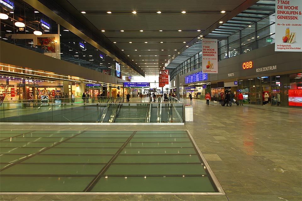 Naproti tomu hlavní hala je spíš rozměrná než nápaditá. Naproti tomu hlavní hala je spíš rozměrná než nápaditá.