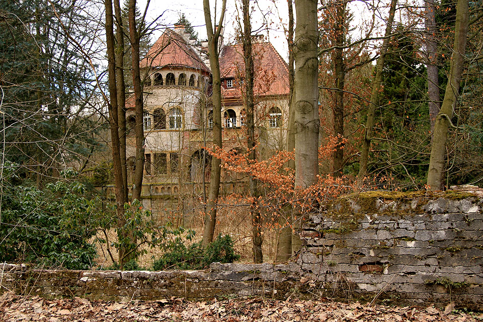 Zádumčivá vila spí v osamocené zahradě za rozpadlou zdí a s jejími okny si pohrává vítr.
