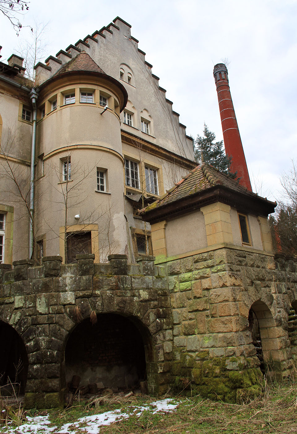 Jako každá správné obydlí továrníka, nachází se i Wolfova vila ve stínu komínů nedaleké textilky.