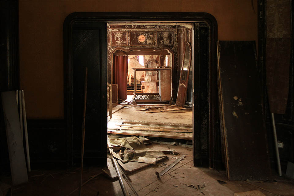 Zádumčivý pohled do vestibulu předznamenává charakter prohlídky.