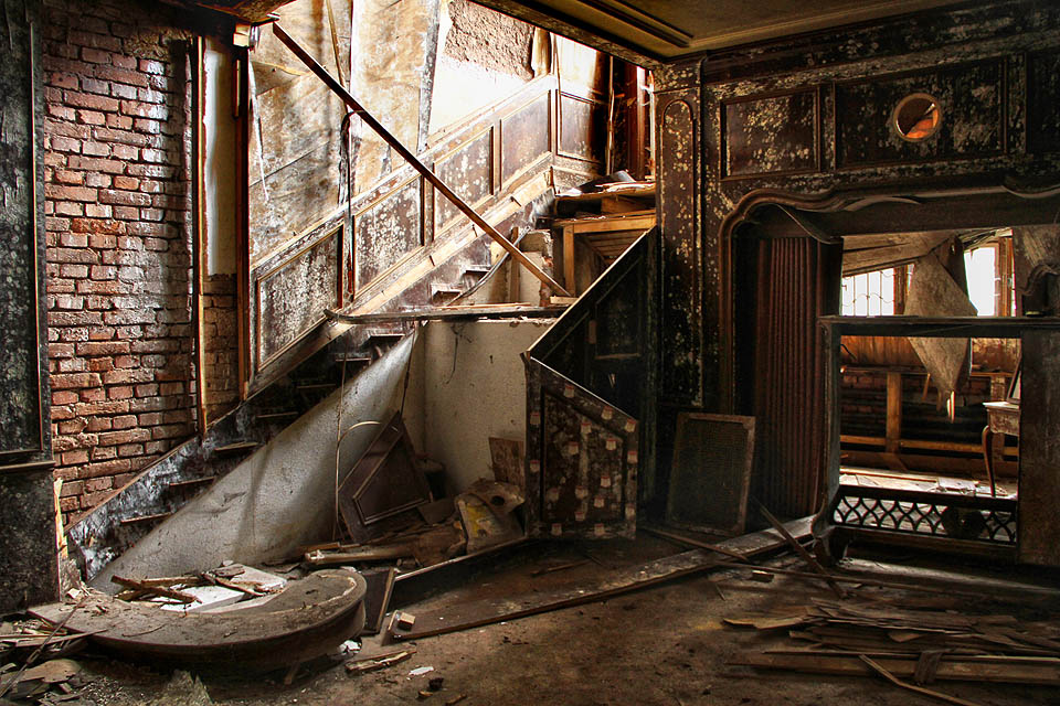 Hlavní schodiště zmizelo - těžko soudit, zda spíš zdobí moderní vilu bohatého podnikatele nebo zahřálo skupinku bezdomovců v zimní noci. Konec tisíciletí památkám moc nepřál.