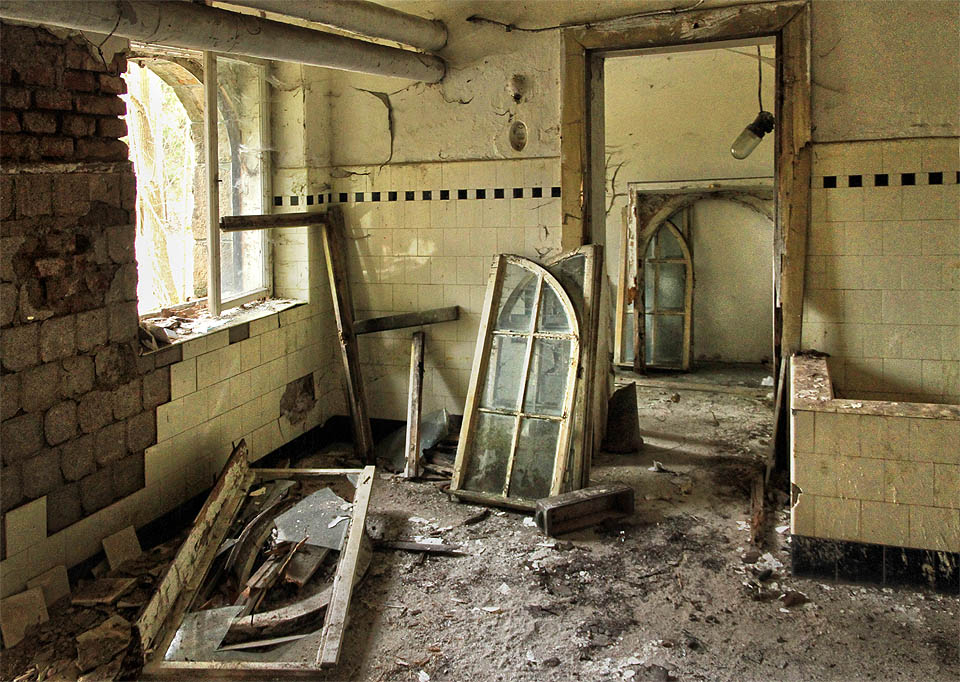 Vezmeme to od podlahy - prohlídka romantické vily začíná ve sklepení se spižírnou, prádelnou a kotelnou.