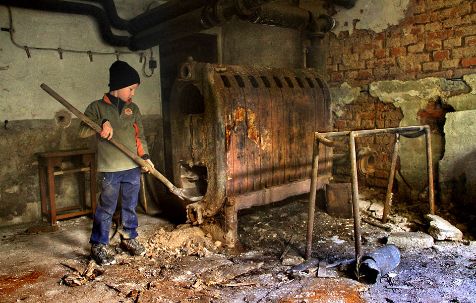 Ve sklepě jsme narazili na kotelníka, který stále přikládá z neztenčené hromady uhlí.