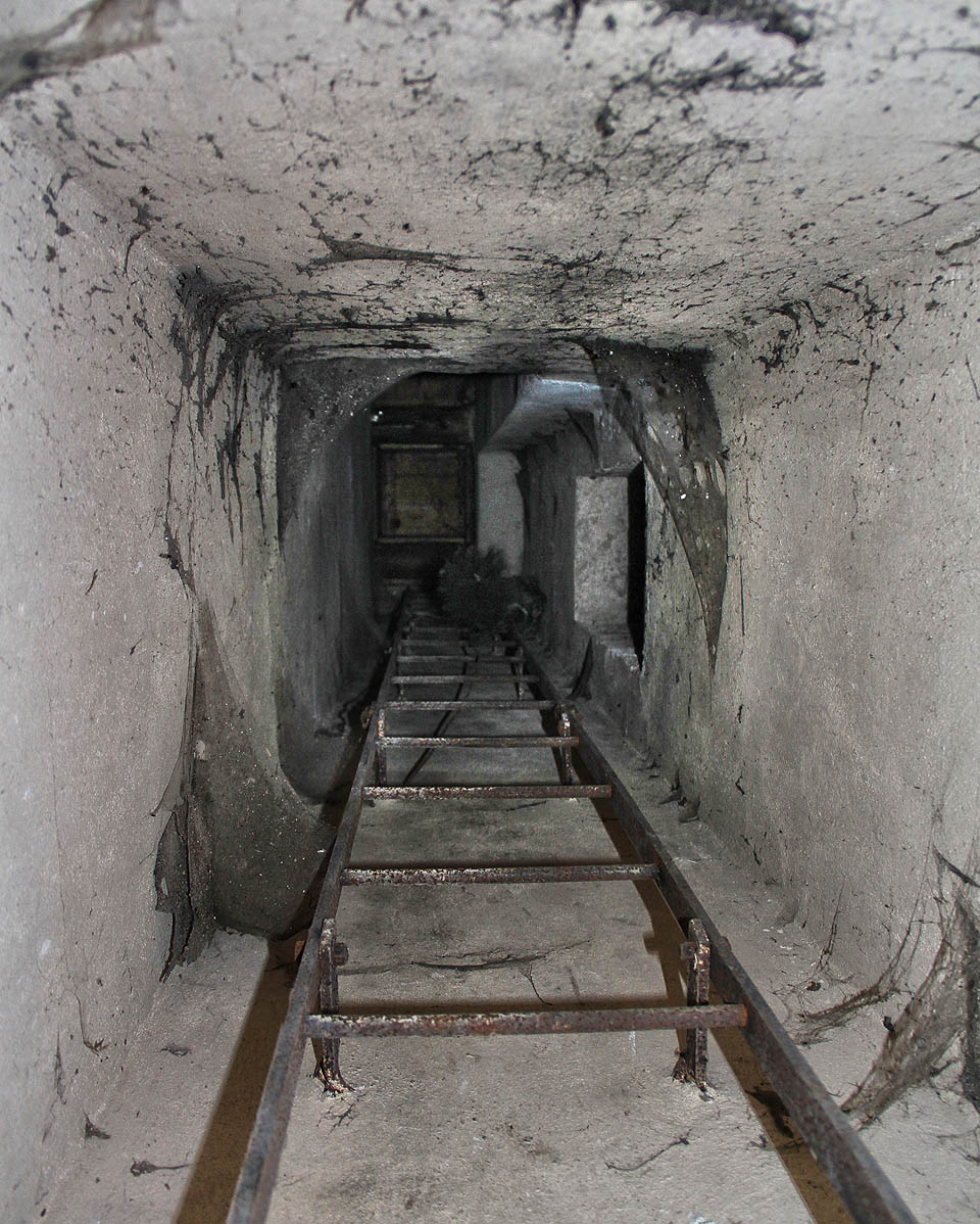 Hlavní schodiště je naneštěstí strženo, ale do vyšších pater vede technická šachta, vybavená pohodlným žebříkem…