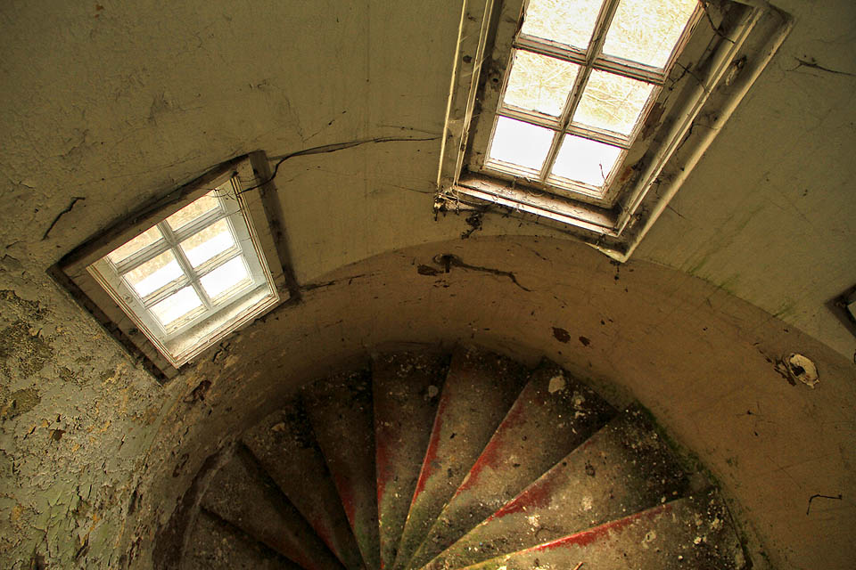 Zatímco buržoazie stoupala po hlavním schodišti, služebnictvo rotovalo po spirále zadem.