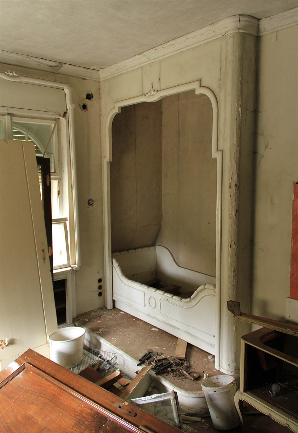 Postele s nebesy jsou krátké jako jejich středověké vzory. Něco takového zná našinec jen z Císařova pekaře…