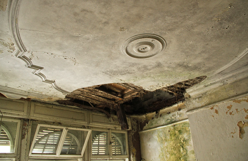 Kontrasty jemných štuků a vyhřezlých konstrukcí člověka nemohou nedojmout.