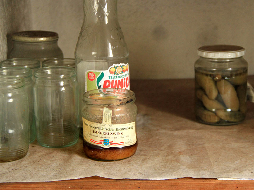 Ve spíži zbylo několik nedojezených konzerv. Všechny německé.