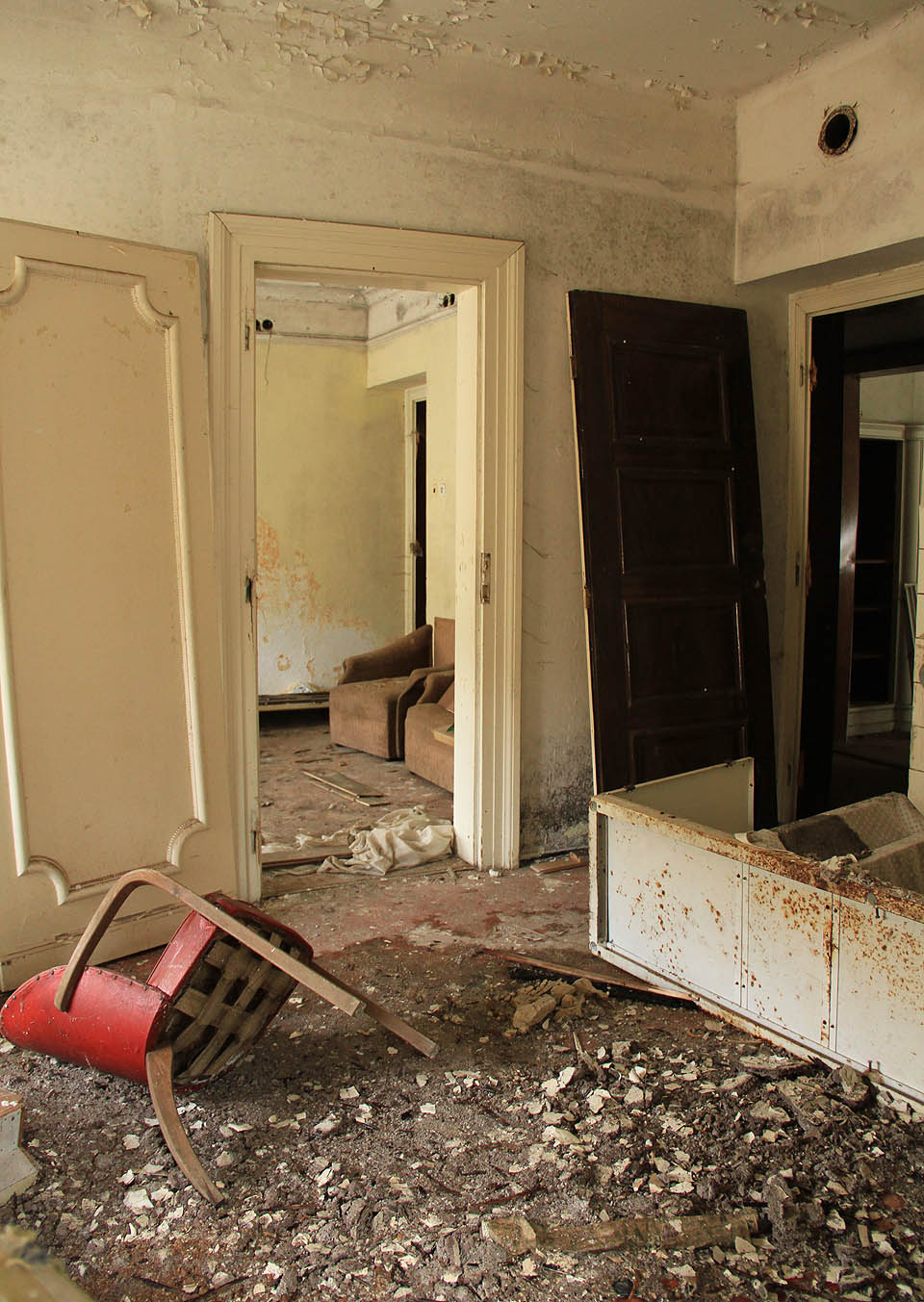 Na postbruselském křesílku už si nikdo neposedí, pohovka za dveřmi ovšem láká…